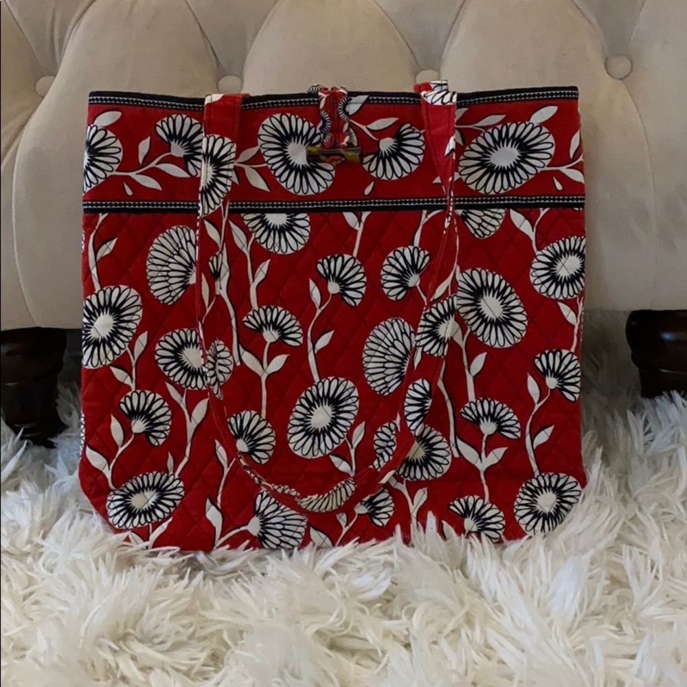NEVER USED! Vera Bradley tote, 3 interior pockets